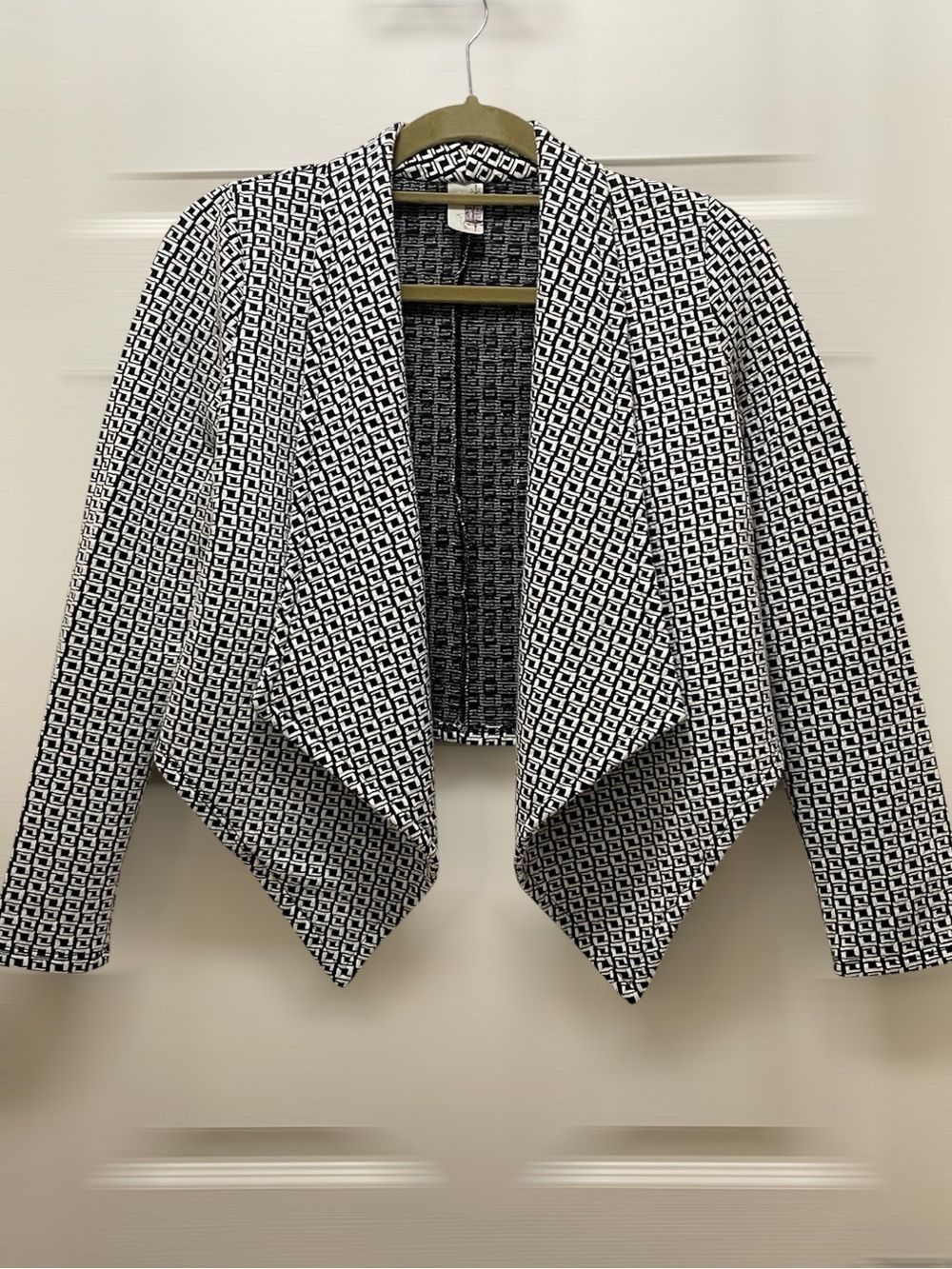Francesca's Collections Black & White Geometric Open Front Blazer